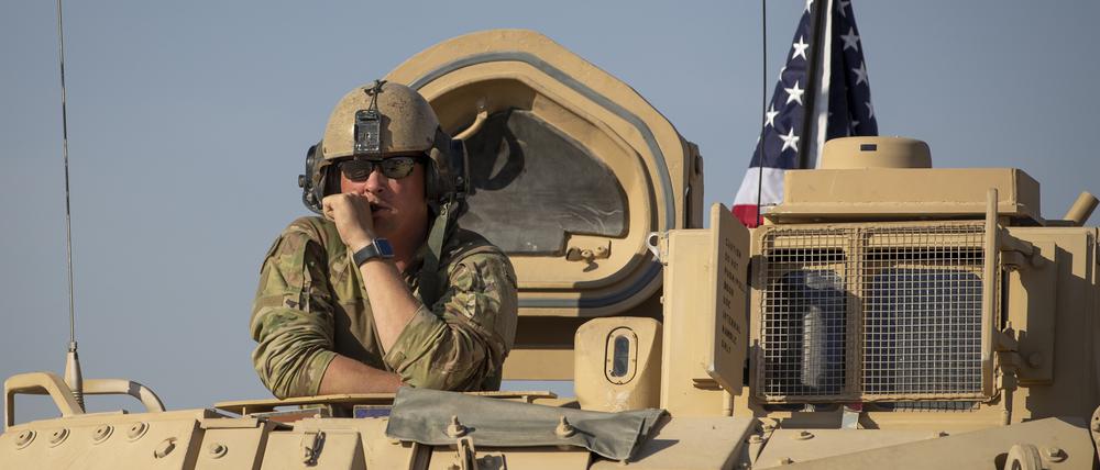 Ein US-Soldat lugt auf einer US-amerikanischen Militärbasis aus einem Kampffahrzeug.