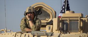 Ein US-Soldat lugt auf einer US-amerikanischen Militärbasis aus einem Kampffahrzeug.  