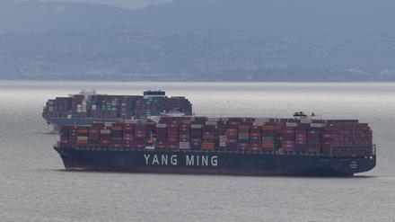 Containerschiffe im Hafen von Oakland