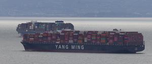 Containerschiffe im Hafen von Oakland