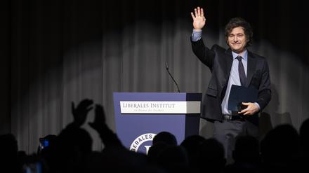 Der argentinische Präsident Javier Milei tut es US-Präsident Donald Trump gleich.