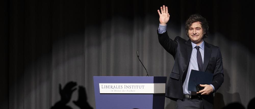 Der argentinische Präsident Javier Milei tut es US-Präsident Donald Trump gleich.