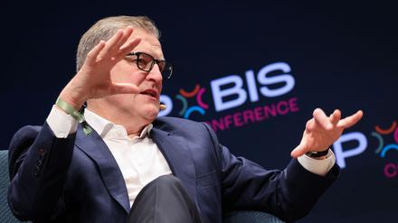 Bayern-Chef Jan-Christian Dreesen will, dass sich die Liga-Konkurrenz mehr um die internationale Vermarktung bemüht.  