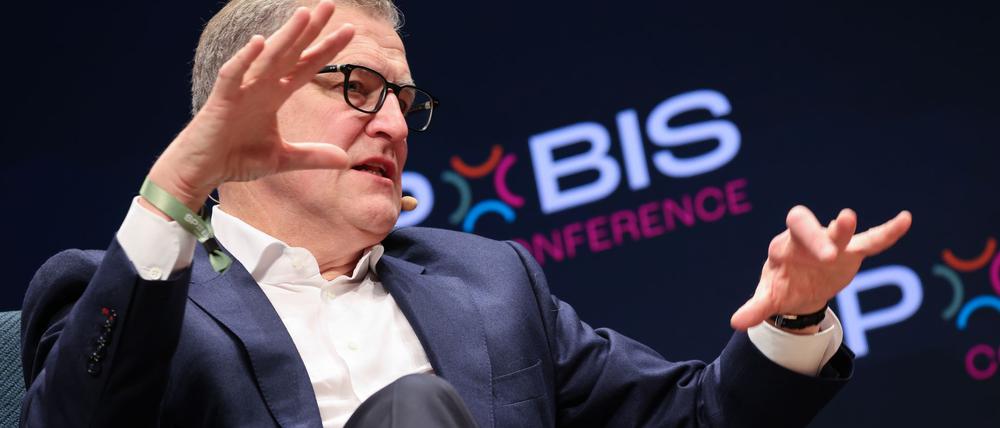 Bayern-Chef Jan-Christian Dreesen will, dass sich die Liga-Konkurrenz mehr um die internationale Vermarktung bemüht.