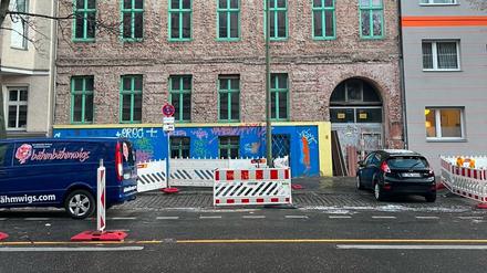Das Haus in der Perleberger Straße 50 in Berlin-Moabit steht seit 15 Jahren leer. Es wurde im Rahmen von Geldwäsche-Ermittlungen gegen Mitglieder der Remmo-Familie beschlagnahmt.