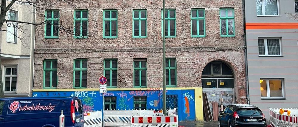 Das Haus in der Perleberger Straße 50 in Berlin-Moabit steht seit 15 Jahren leer. Es wurde im Rahmen von Geldwäsche-Ermittlungen gegen Mitglieder der Remmo-Familie beschlagnahmt.