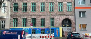 Das Haus in der Perleberger Straße 50 in Berlin-Moabit steht seit 15 Jahren leer. Es wurde im Rahmen von Geldwäsche-Ermittlungen gegen Mitglieder der Remmo-Familie beschlagnahmt.