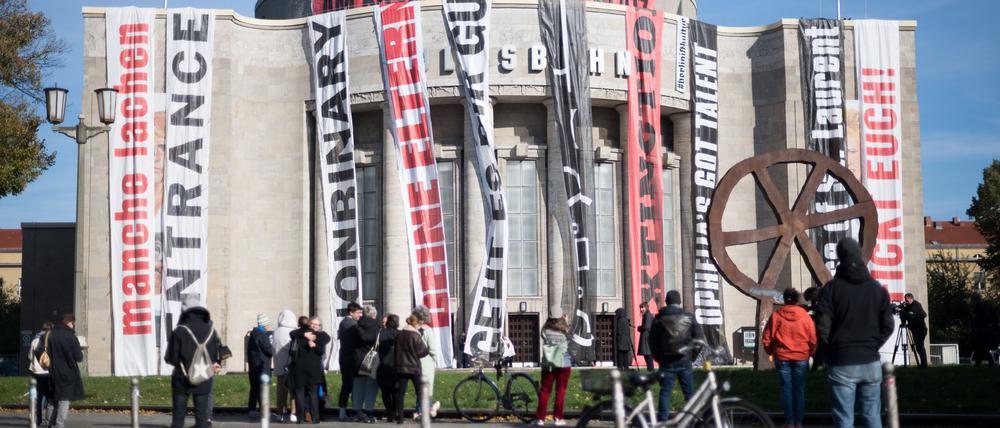 Die Volksbühne ist wie viele andere Kultureinrichtungen in Berlin von Einsparungen betroffen. (Archivbild) 