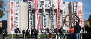 Die Volksbühne ist wie viele andere Kultureinrichtungen in Berlin von Einsparungen betroffen. (Archivbild)