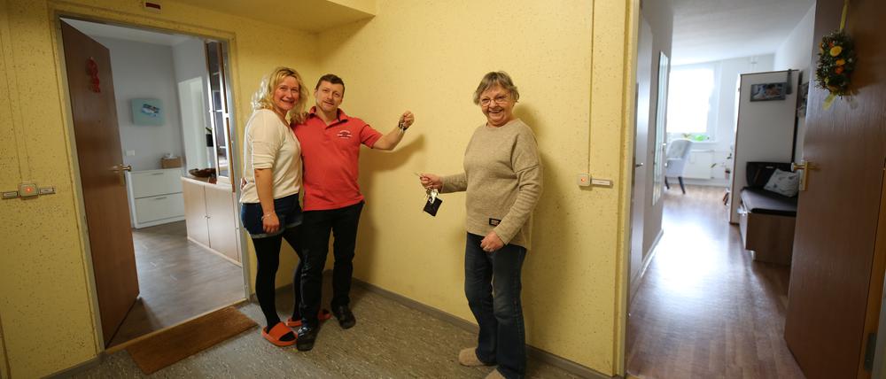 Wohnungstausch in Potsdam. Alle wollen Wohnungen tauschen: Dass das klappen kann, berichten Anja Dohmel, Lars Höltl und Annerose Gentsch (v.l.) aus der Charlottenstraße 70.