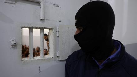 Wachmann in der Al-Sinaa-Haftanstalt in Hasaka in Nordsyrien.