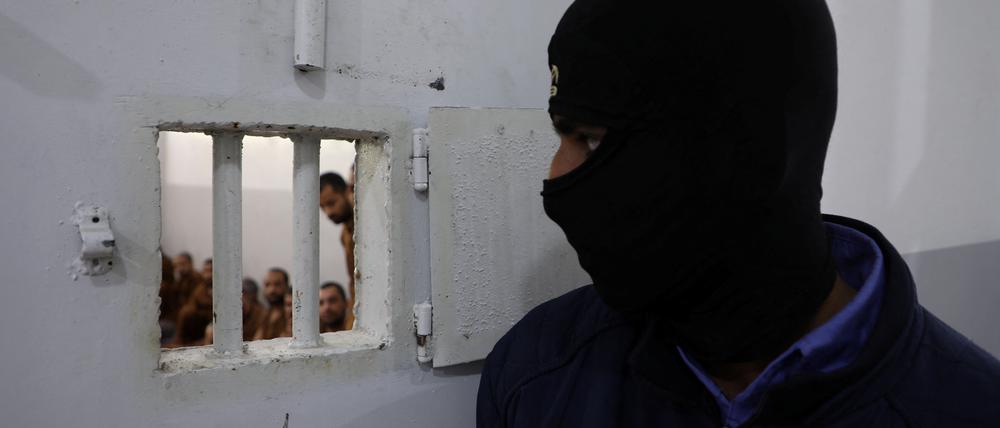 Wachmann in der Al-Sinaa-Haftanstalt in Hasaka in Nordsyrien.