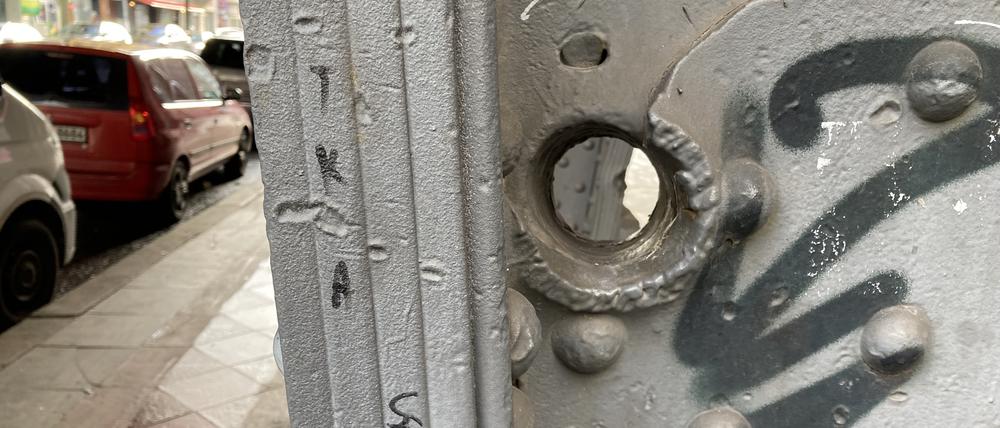 Eine Granate durchschlug den Stahlpfeiler der Brücke über die Leibnizstraße glatt „wie durch Butter“, wie der Stadtführer sagt. 