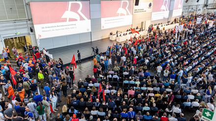 Bei der VW-Betriebsversammlung im September hatten Mitarbeiter noch gegen die Sparpläne des Konzerns protestiert. (Archivfoto)