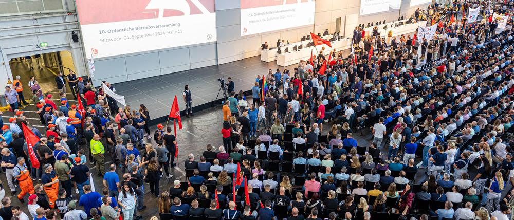 Bei der VW-Betriebsversammlung im September hatten Mitarbeiter noch gegen die Sparpläne des Konzerns protestiert. (Archivfoto)