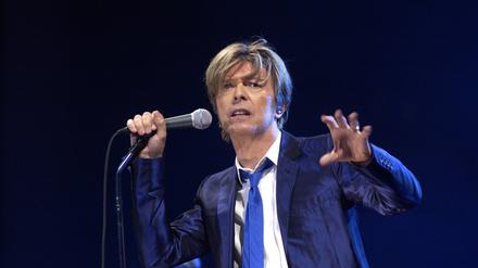 1/ Konzert: David Bowie in der Berliner Max-Schmeling-Halle, Sänger mit Anzug & Krawatte, Rock, Pop, Musik Berlin Deutschland, Germany *** 1 concert David Bowie in the Berlin Max Schmeling Halle, singer with suit tie, rock, pop, music Berlin Germany, Germany Copyright: xBRIGANI-ART/HEINRICHx 0004431200044312