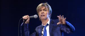 1/ Konzert: David Bowie in der Berliner Max-Schmeling-Halle, Sänger mit Anzug & Krawatte, Rock, Pop, Musik Berlin Deutschland, Germany *** 1 concert David Bowie in the Berlin Max Schmeling Halle, singer with suit tie, rock, pop, music Berlin Germany, Germany Copyright: xBRIGANI-ART/HEINRICHx 0004431200044312