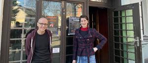 Alles begann im Schaufenster eines Optikers, mitten im Corona-Lockdown. So erzählen es Gerd Normann und Lina Lärche auf der Bühne in einer ehemaligen Berliner Eckkneipe im Lettekiez.