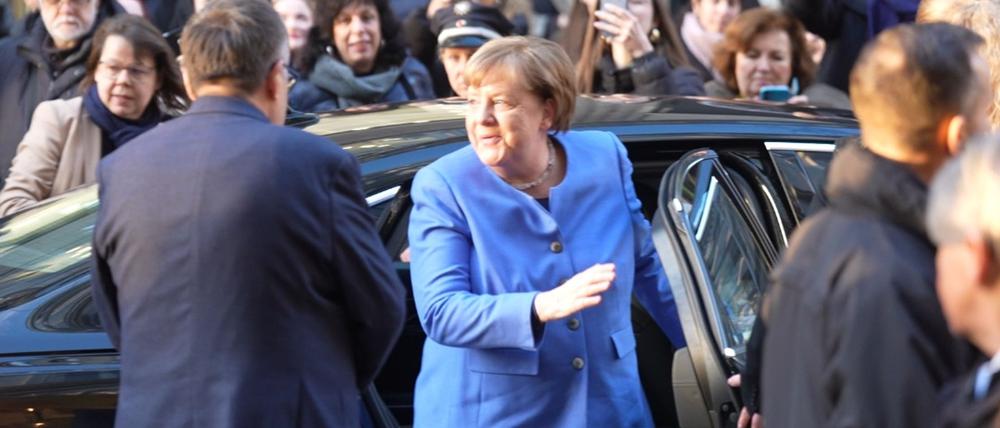Eine Signierstunde in einer Hamburger Buchhandlung hat viele Käufer von Merkels Memoiren angelockt.