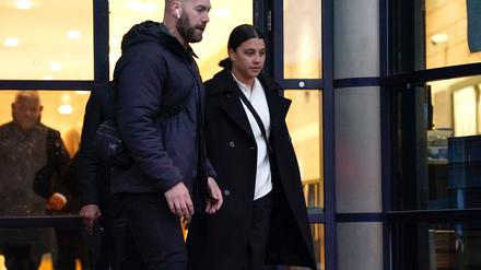 Fußballspielerin Sam Kerr (r) erhebt schwere Vorwürfe gegen einen Polizisten