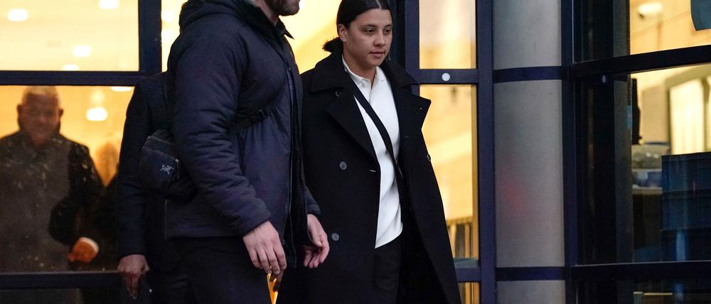 Fußballspielerin Sam Kerr (r) erhebt schwere Vorwürfe gegen einen Polizisten