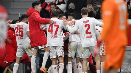 Kölns Spieler bejubeln das vermeintliche Tor zum 3:3. Das Tor wurde wegen Abseits nicht gegeben. 