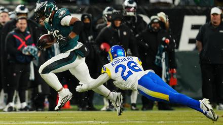 Die Los Angeles Rams um Kamren Kinchens (r) gastieren 2026 in Melbourne.