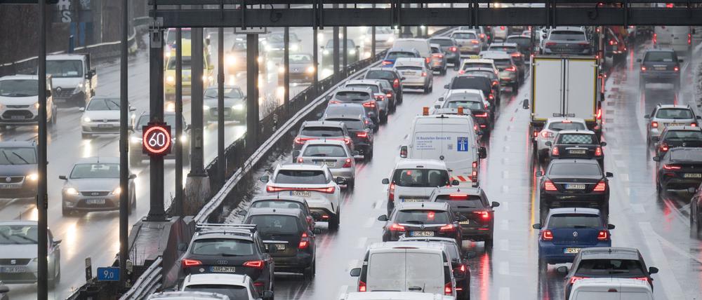 Stau auf der Autobahn 100 in Berlin. (Archivbild)