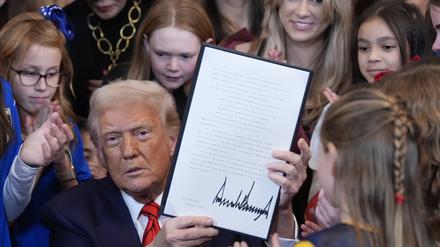 US-Präsident Donald Trump zeigt eine unterzeichnete Anordnung, die Transmenschen von der Teilnahme am Frauensport ausschließen soll. 