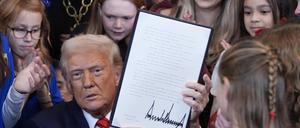 US-Präsident Donald Trump zeigt eine unterzeichnete Anordnung, die Transmenschen von der Teilnahme am Frauensport ausschließen soll. 