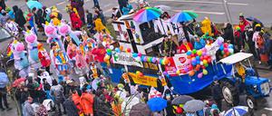 Am 2. März zieht ein großer Karnevalsumzug durch die Innenstadt von Cottbus. (Archivbild)