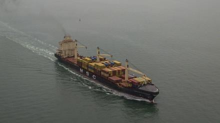Ein Frachtschiff fährt auf den Pazifischen Ozean zu und wartet auf die Durchfahrt durch den Panamakanal in Panama-Stadt (Symbolbild).