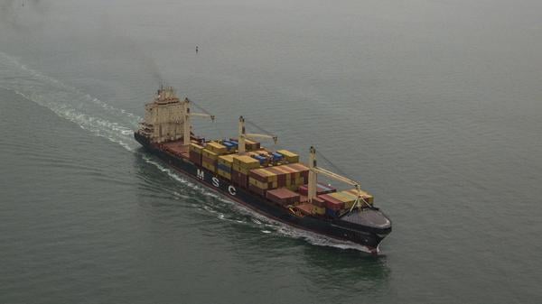 Ein Frachtschiff fährt auf den Pazifischen Ozean zu und wartet auf die Durchfahrt durch den Panamakanal in Panama-Stadt (Symbolbild).