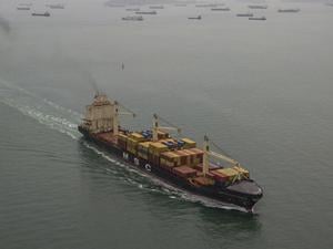 Ein Frachtschiff fährt auf den Pazifischen Ozean zu und wartet auf die Durchfahrt durch den Panamakanal in Panama-Stadt (Symbolbild).