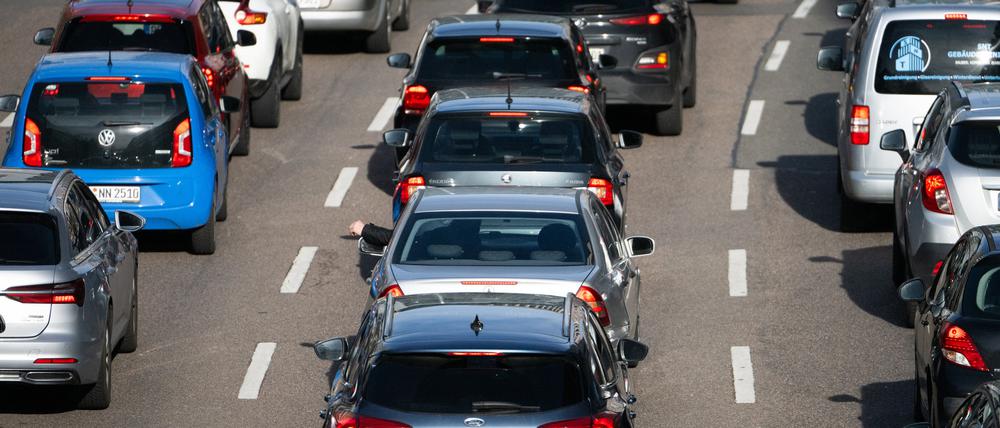 Autos stehen immer öfter im Stau. 