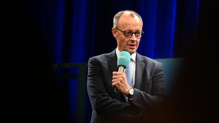 Friedrich Merz, Kanzlerkandidat der CDU, spricht in einer Stadthalle während seiner Wahlkampftour. 
