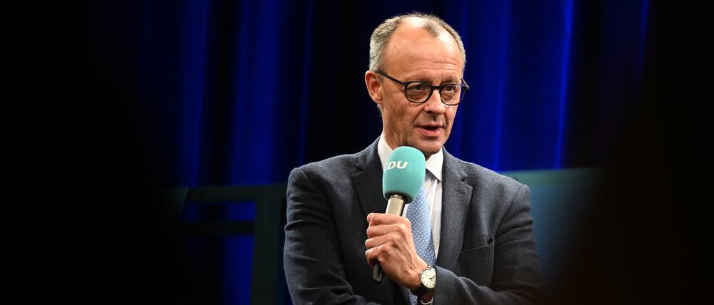 Friedrich Merz, Kanzlerkandidat der CDU, spricht in einer Stadthalle während seiner Wahlkampftour.