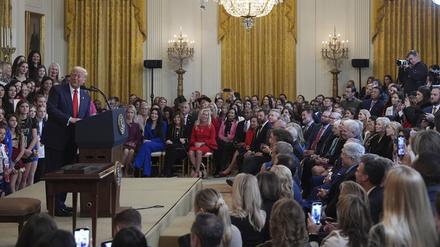 US-Präsident Donald Trump (l) spricht vor der Unterzeichnung eines Dekrets, das Transgender-Athletinnen verbieten soll, an weiblichen Schul- und College-Sport teilzunehmen, im East Room des Weißen Hauses. 