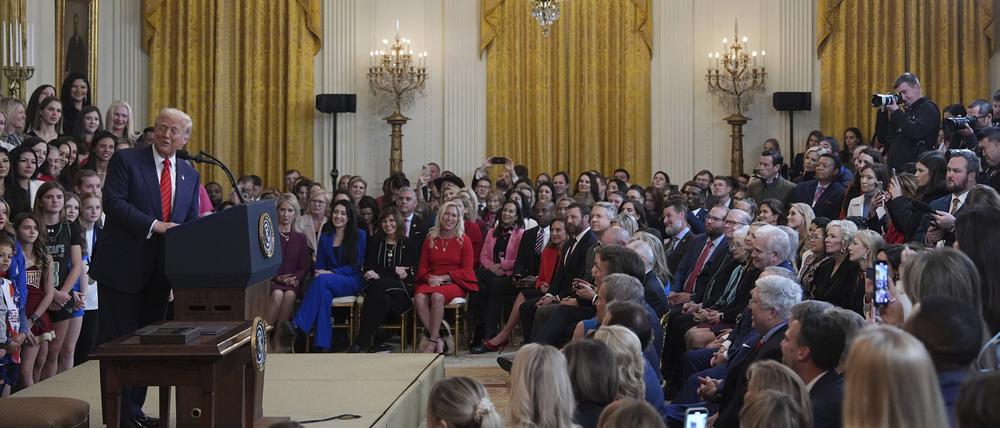 US-Präsident Donald Trump (l) spricht vor der Unterzeichnung eines Dekrets, das Transgender-Athletinnen verbieten soll, an weiblichen Schul- und College-Sport teilzunehmen, im East Room des Weißen Hauses. 