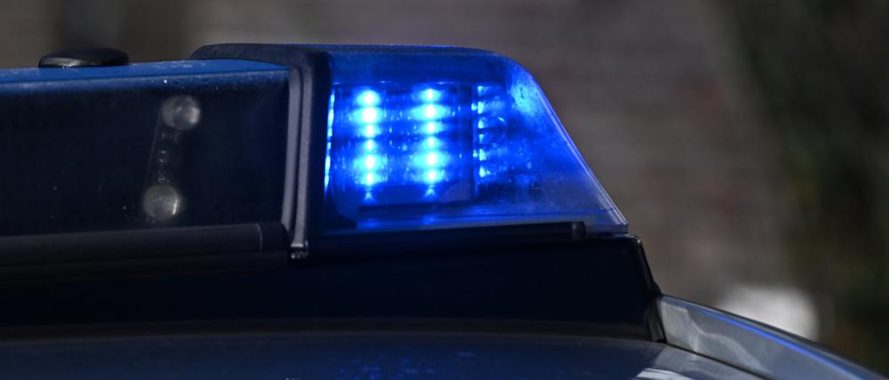 Ein Blaulicht auf einem Polizeifahrzeug. (Symbolbild)