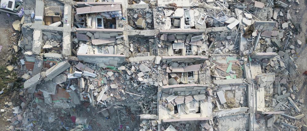 Völlig zerstört ist dieser Wohnblock in der Innenstadt von Antakya (Luftaufnahme mit einer Drohne).