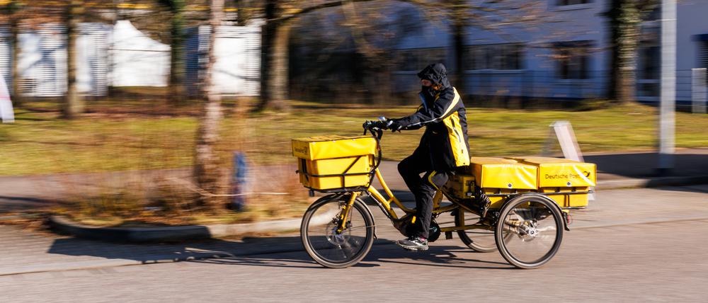 Ein Zusteller fährt auf einem Dreirad zum Briefzentrum in Freiburg.