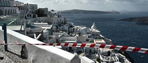 Kleine Straßen über den Klippen der vulkanischen Caldera sind abgesperrt, in dem fast evakuierten Dorf Fira auf der Insel Santorin. 