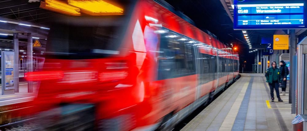 Eine S-Bahn der Deutschen Bahn (DB) fährt aus dem Bahnhof. (Aufnahme mit langer Belichtungszeit) 