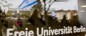 ARCHIV - 09.02.2024, Berlin: Eine Israel-Flagge spiegelt sich bei einem stillen Protest einer Initiative für die Sicherheit jüdischer Studierender in einer Scheibe der Freien Universität Berlin. Nach einem Angriff klagt der jüdische Student Lahav Shapira gegen die Freien Universität Berlin (zu dpa: «Hausverbot nach Angriff auf FU-Student gilt weiter») Foto: Christoph Soeder/dpa +++ dpa-Bildfunk +++