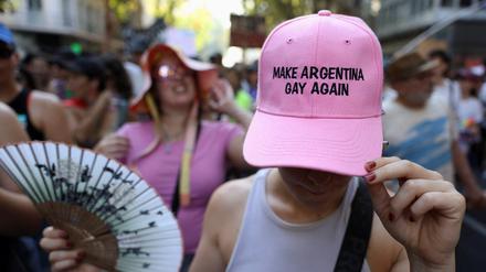 Auf einer Cap steht „Make Argentina gay again“.