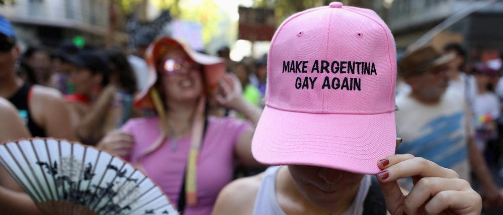 Auf einer Cap steht „Make Argentina gay again“.
