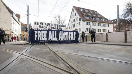 Demonstrierende aus dem linken Spektrum in Jena setzen sich für sieben mutmaßliche Linksextremisten ein, die sich der Polizei gestellt hatten. 