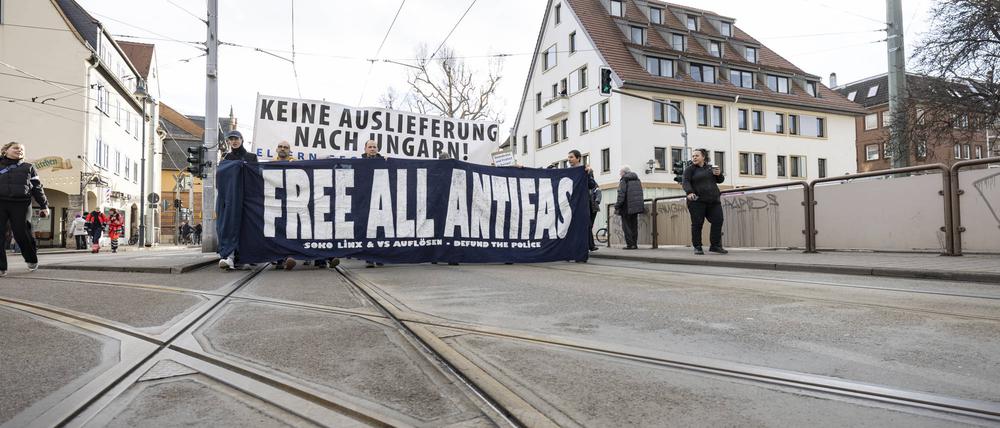 Demonstrierende aus dem linken Spektrum in Jena setzen sich für sieben mutmaßliche Linksextremisten ein, die sich der Polizei gestellt hatten.