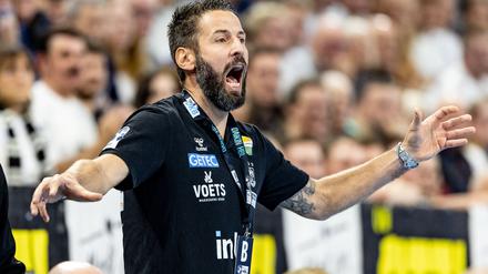 SCM-Trainer Bennet Wiegert und sein Team bestreiten das erste Spiel nach dem Anschlag in Magdeburg.